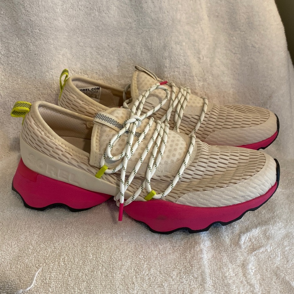 Sorel kinetic impact sneaker in cactus pink and tan. Size 8